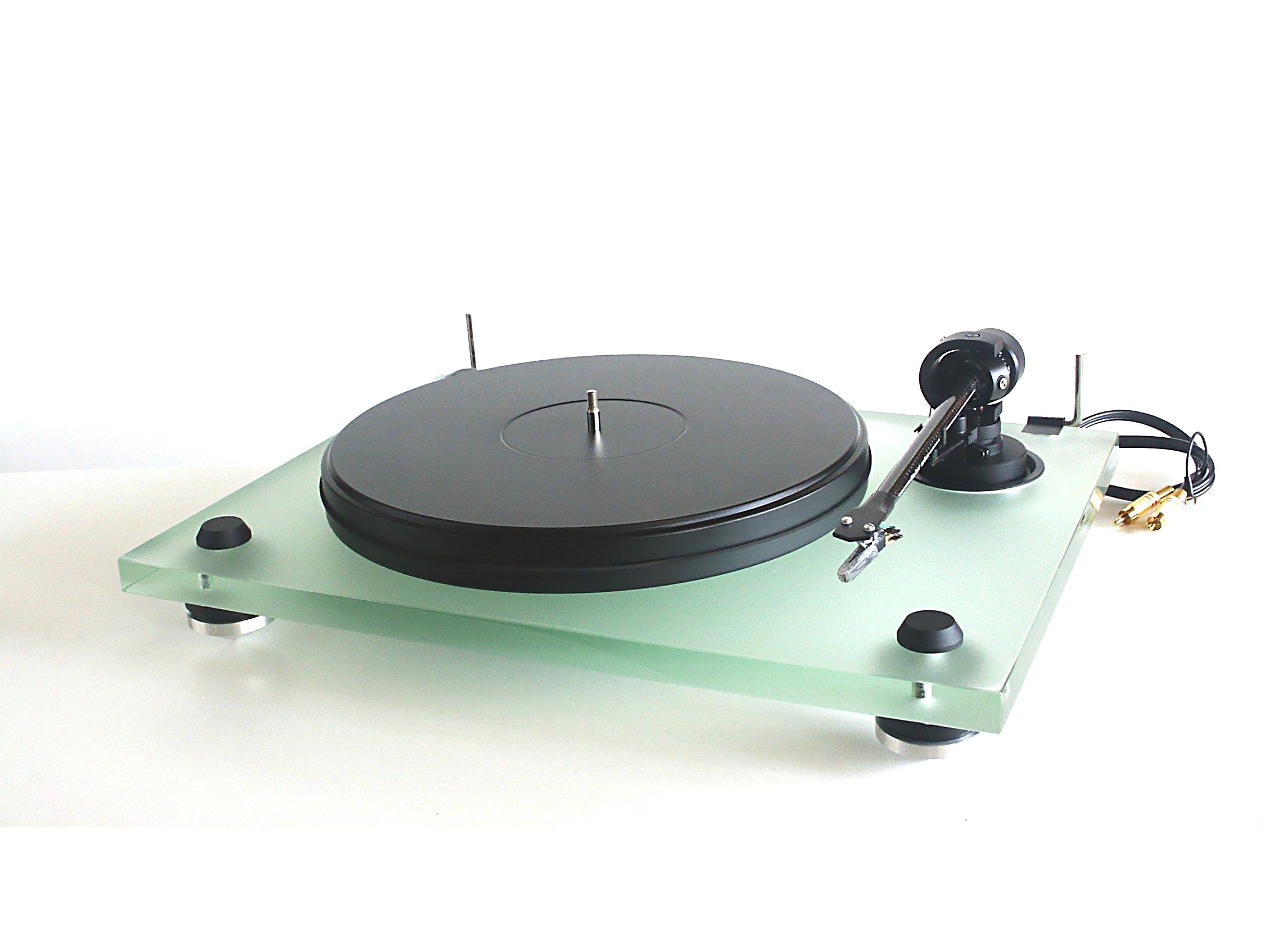 Gramofon z barevného plexiskla