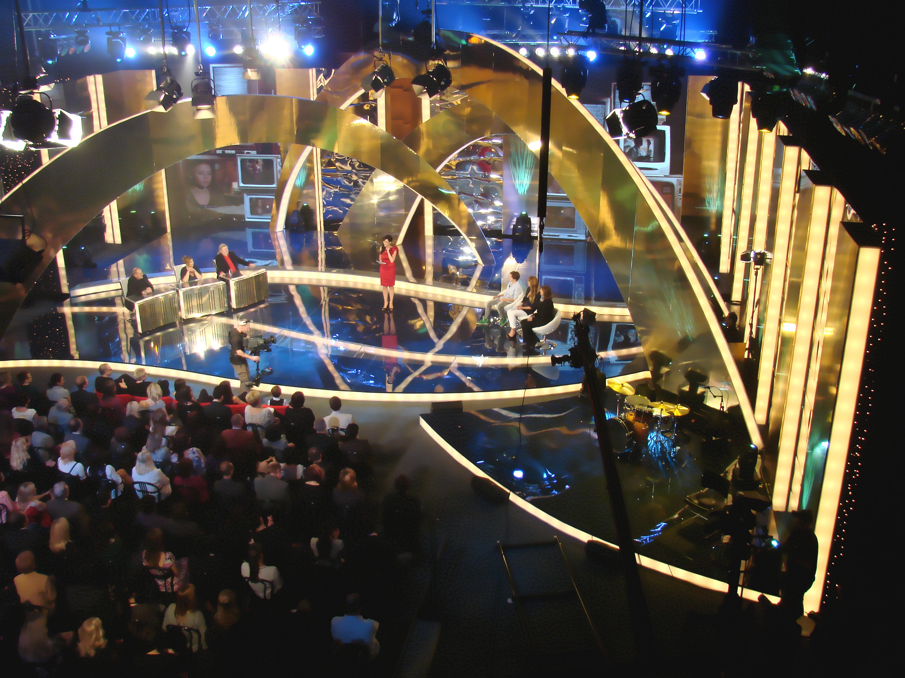 Televizní studio s plexi doplňky